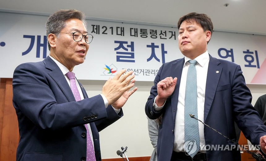 10일 과천시 중앙선거관리위원회에서 열린 제21대 대통령선거 투·개표 절차 시연회에서 김용빈 중앙선관위 사무총장(왼쪽)이 박주현 변호사의 질의에 답하고 있다. (사진=연합뉴스 공동취재단)