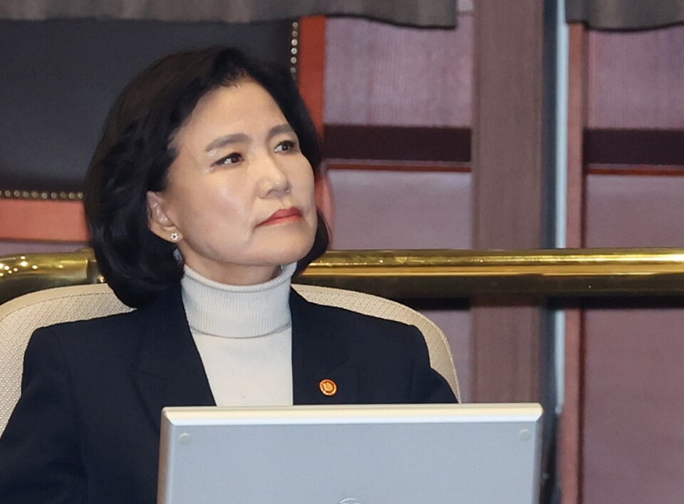 이진숙 방송통신위원장이 16일 교육·사회·문화 분야 대정부질문이 진행된 국회 본회의에 참석해 화면을 바라보고 있다 (사진=연합뉴스)