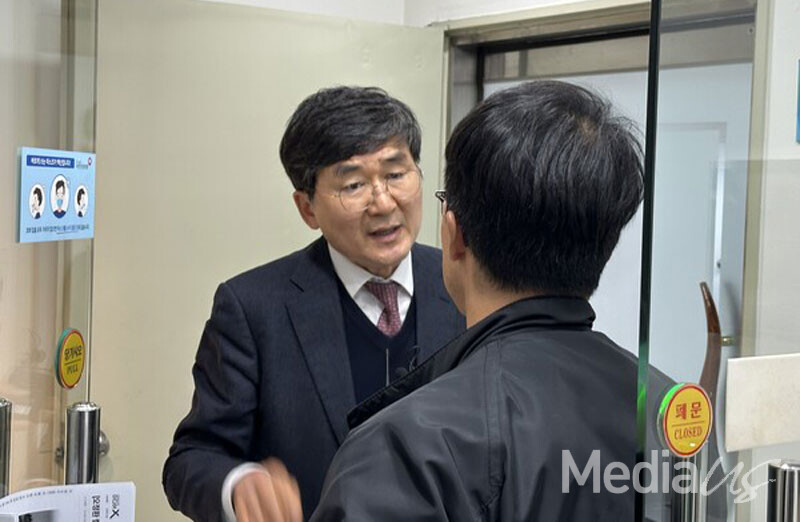 16일 선거방송심의위원회 개최 전 MBC 기자가 오정환 위원에게 질의를 하고 있다. (사진=미디어스)