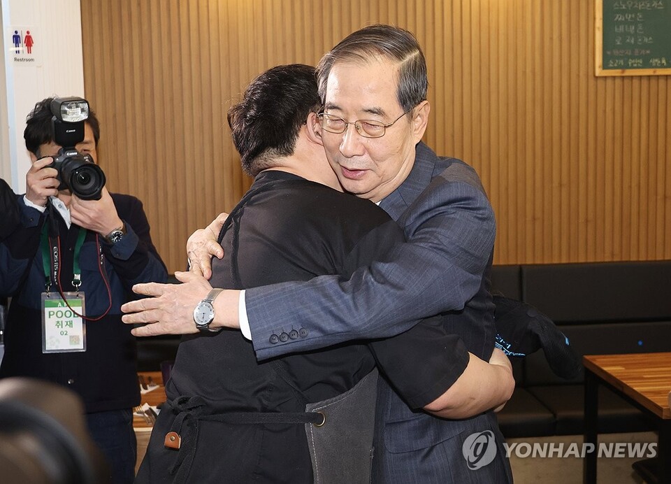 한덕수 대통령 권한대행 국무총리가 16일 결식 아동들에게 무료 점심을 제공해온 울산 뚠뚠이 돈가스에서 사장과 인사를 나누고 격려하고 있다. (사진=연합뉴스)
