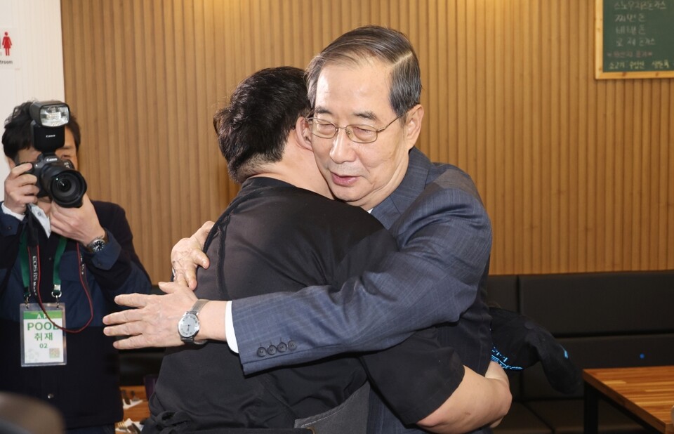 지난 16일 한덕수 대통령 권한대행이 결식 아동들에게 무료 점심을 제공해온 울산 뚠뚠이 돈가스에서 사장과 인사를 나누고 있다. 한 대행은 지난 14일부터 16일까지 진행된 국회 대정부 질문을 3일 연속 불참했다 (사진=연합뉴스)