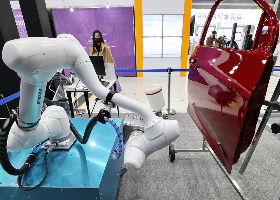 자동차 문짝 칠하는 페인터 로봇. (연합뉴스 자료사진)