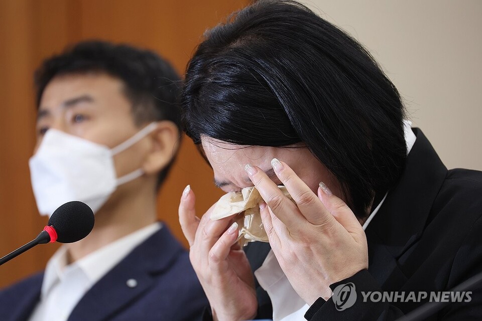 18일 서울 여의도 국회에서 고 오요안나 MBC 기상캐스터 사망 사건 관련 긴급 현안 질의 등을 위해 열린 과학기술정보방송통신위원회 전체회의에서 고 오요안나씨의 어머니인 장연미 씨가 눈물을 흘리고 있다.(사진=연합뉴스)