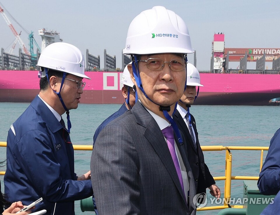 한덕수 대통령 권한대행 국무총리가 16일 HD현대중공업 울산 조선소에서 다산정약용함을 살펴보고 초계함으로 이동하고 있다.(사진=연합뉴스)