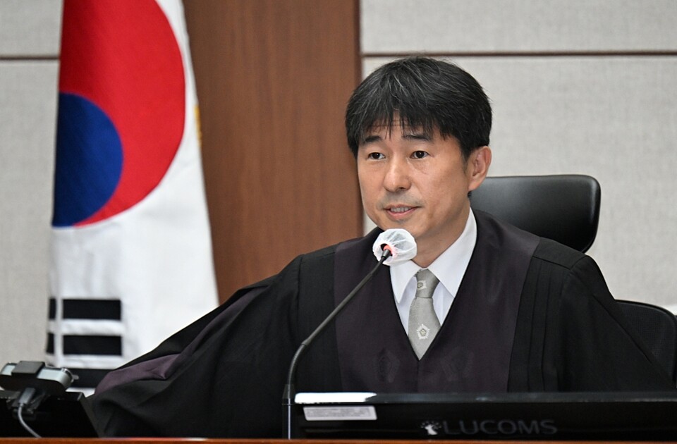 지귀연 부장판사가 21일 서울 서초구 서울중앙지법에서 열린 윤석열 전 대통령 내란 우두머리 혐의 형사재판 2차 공판에서 취재진들의 퇴장을 명령하고 있다 (공동취재단=연합뉴스)