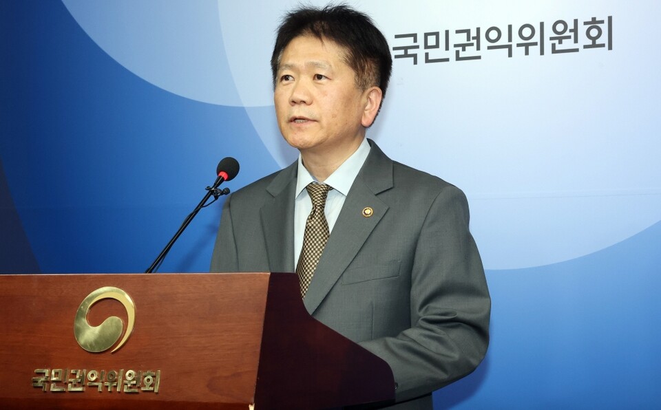 국민권익위원회 이명순 부패방지부위원장이 21일 정부세종청사 권익위 브리핑실에서 방송통신심의위원장의 이해충돌방지법 위반 신고사건을 감사원에 이첩하기로 했다고 밝히고 있다 (사진=연합뉴스)