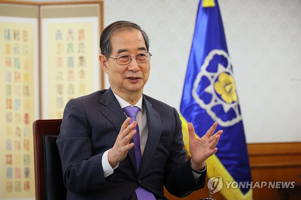 한덕수 대통령 권한대행 국무총리가 지난 17일 정부서울청사에서 영국 일간 파이낸셜타임스(FT)와 인터뷰를 하고 있다.(연합뉴스)