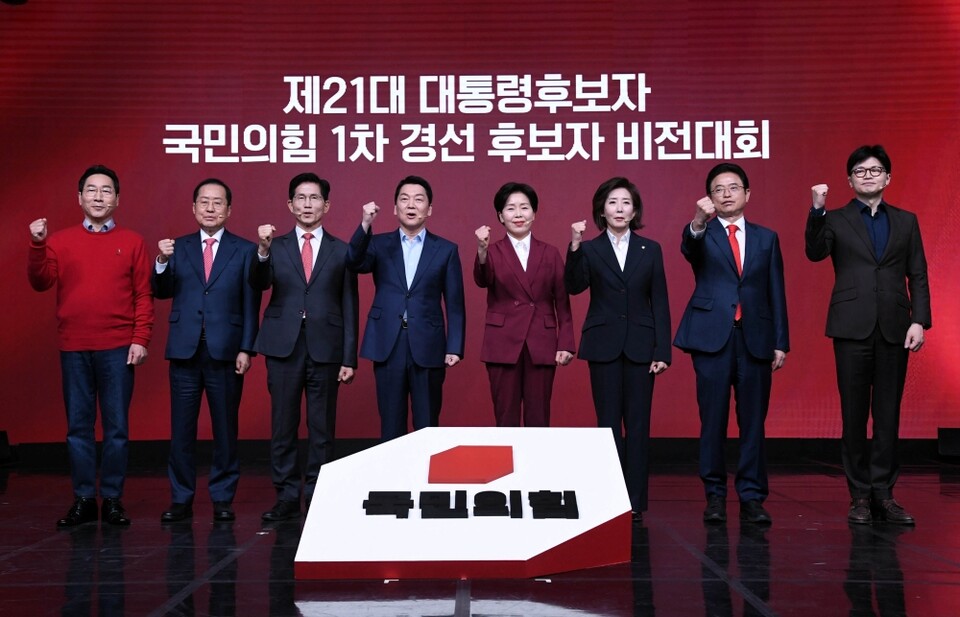 지난 18일 서울 강서구 ASSA아트홀에서 열린 '제21대 대통령후보자 국민의힘 1차 경선 후보자 비전대회' 에 참석한 후보들이 기념촬영 하고 있다. 왼쪽부터 유정복, 홍준표, 김문수, 안철수, 양향자, 나경원, 이철우, 한동훈 후보. (국회사진기자단=연합뉴스)