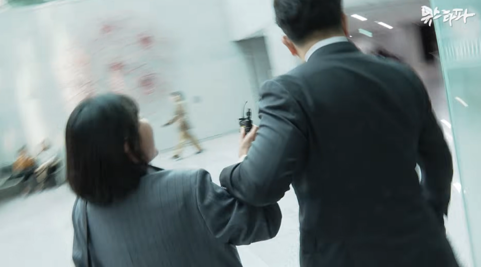 지난 16일 국회 의원회관에서 권성동 국민의힘 원내대표가 뉴스타파 기자를 끌고 가는 뒷모습 (뉴스타파 보도화면)