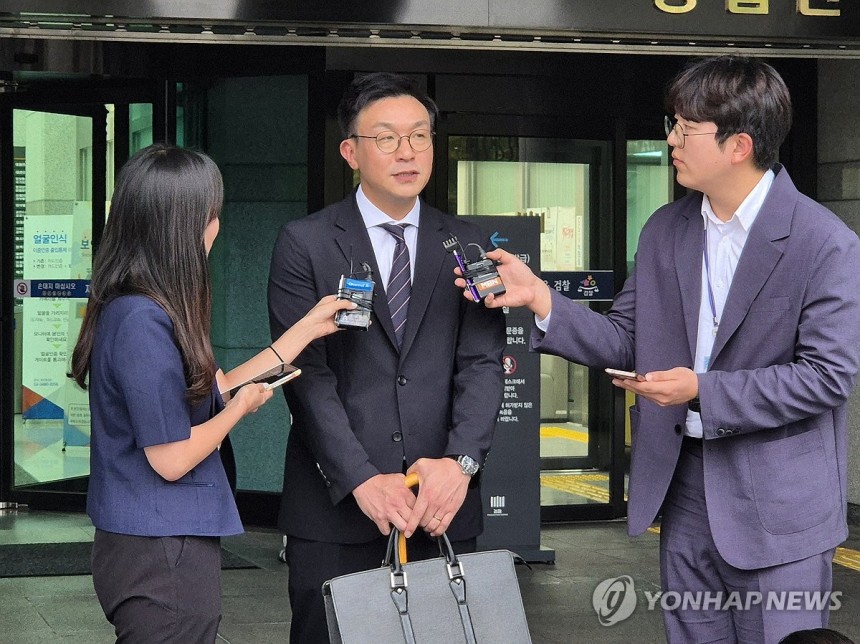 김건희 여사 측 최지우 변호사가 지난해 9월 6일 서울 서초구 대검찰청에서 열린 검찰 수사심의위원회를 마친 후 취재진의 질문에 답하고 있다. (사진=연합뉴스)