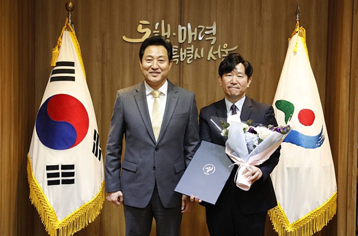 지난 2023년 2월 정태익 TBS 신임 대표(오른쪽)가 서울시청에서 오세훈 시장으로부터 임명장을 수여받은 후 기념촬영하고 있다. (사진=TBS)