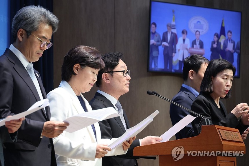 국회 법제사법위원회 더불어민주당 간사인 박범계 의원이 22일 서울 여의도 국회 소통관에서 박성재 법무부장관에 "알박기 인사를 당장 중단하라"고 발언하며 법무부 감찰관, 대검찰청 감찰부장을 포함한 일체의 인사 중지를 촉구하고 있다. (사진=연합뉴스)