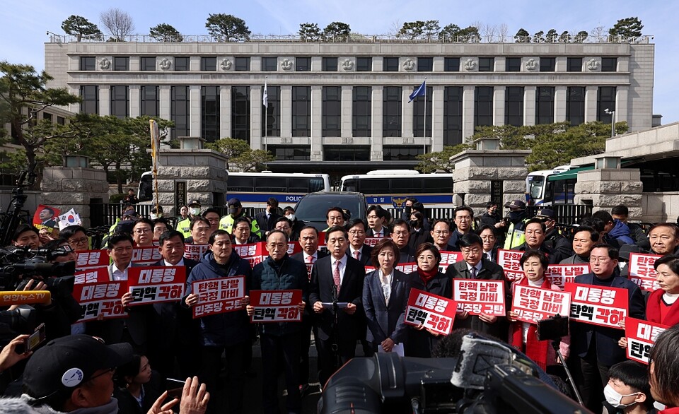 지난달 13일 김기현, 추경호, 나경원 등 국민의힘 중진 의원들이 서울 종로구 헌법재판소 앞에서 '대통령 탄핵 각하' 피켓을 들고 있는 모습 (사진=연합뉴스)