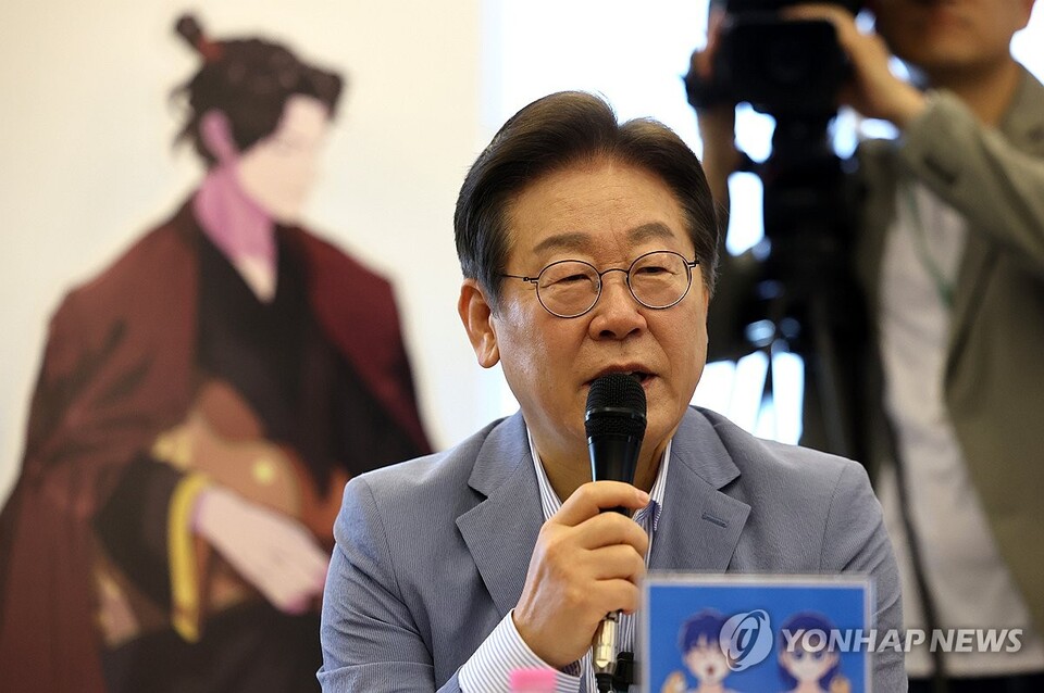 더불어민주당 이재명 전 대표가 18일 대구 북구 사회혁신커뮤니티연구소 협동조합 소이랩에서 열린 K-콘텐츠 기업 간담회에 참석해 발언하고 있다. (대구=연합뉴스)