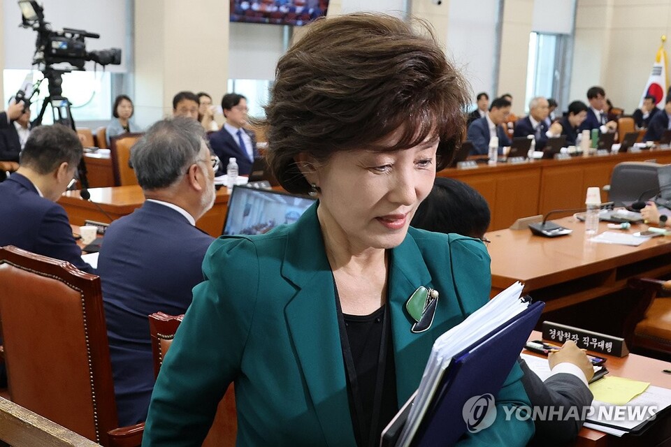 박선영 진실화해를위한과거사정리위원회 위원장이 24일 서울 여의도 국회에서 열린 행정안전위원회 전체회의에서 '5·18 북한군 개입설'과 관련한 답변을 이유로 퇴장당하고 있다.(사진=연합뉴스)