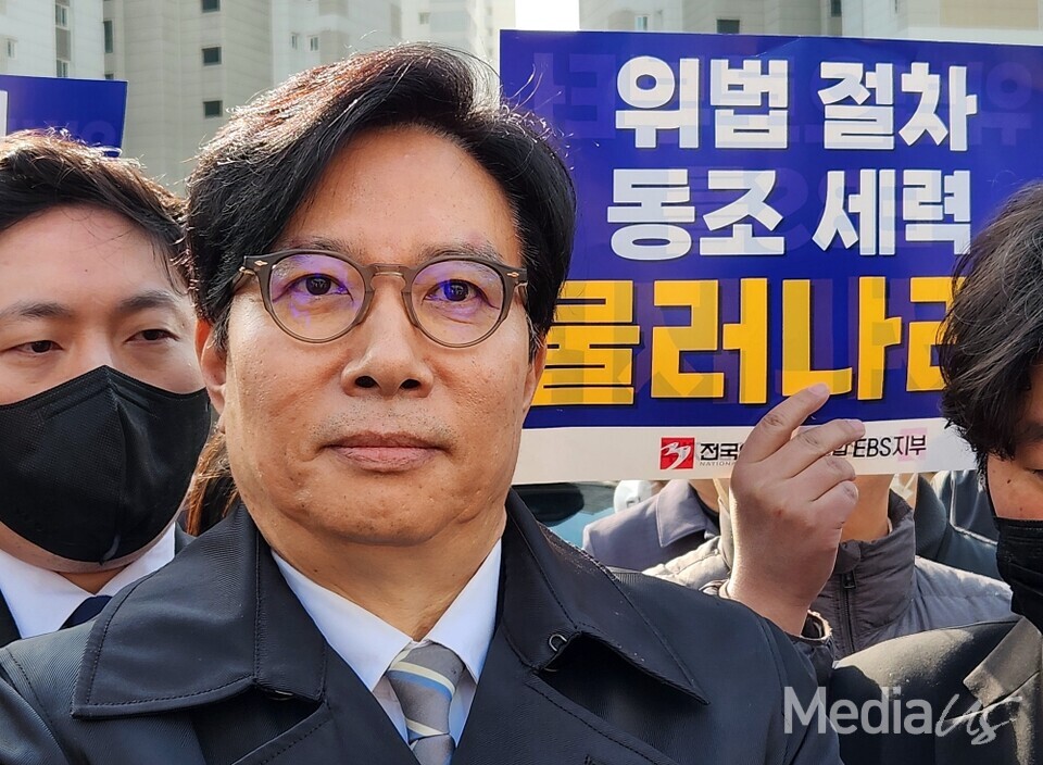 3월 28일 경기도 일산 동구 EBS 사옥 앞에서 구성원들의 출근 저지 투쟁에 가로막힌 신동호 EBS 사장 (사진=미디어스)