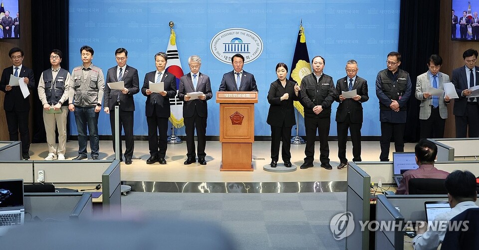  더불어민주당 문금주 의원 등 '내란 은폐 및 알박기 인사 저지 특별위원회' 소속 의원들이 28일 서울 여의도 국회 소통관에서 공공기관운영위원회의 한국마사회장 인선안 등에 반대하며 '알박기 인사' 중단을 촉구하고 있다(사진=연합뉴스)