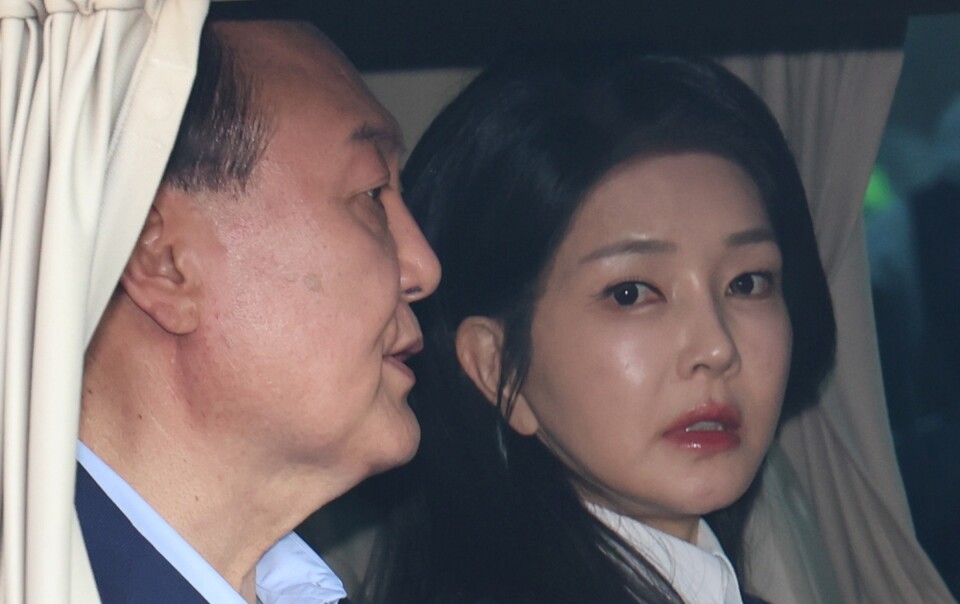 지난 11일  윤석열 전 대통령과 김건희 씨가 서울 용산구 한남동 대통령 관저를 떠나는 모습 (공동취재=연합뉴스)