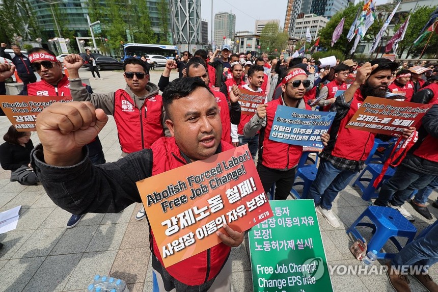 민주노총, 금속노조, 이주노조 등 조합원들이 27일 서울 종로구 보신각 일대에서 열린 '2025 세계 노동절, 이주노동자 메이데이' 집회에서 이주노동자 강제노동 철폐, 위험의 이주화 중단 등을 촉구하고 있다. (사진=연합뉴스)