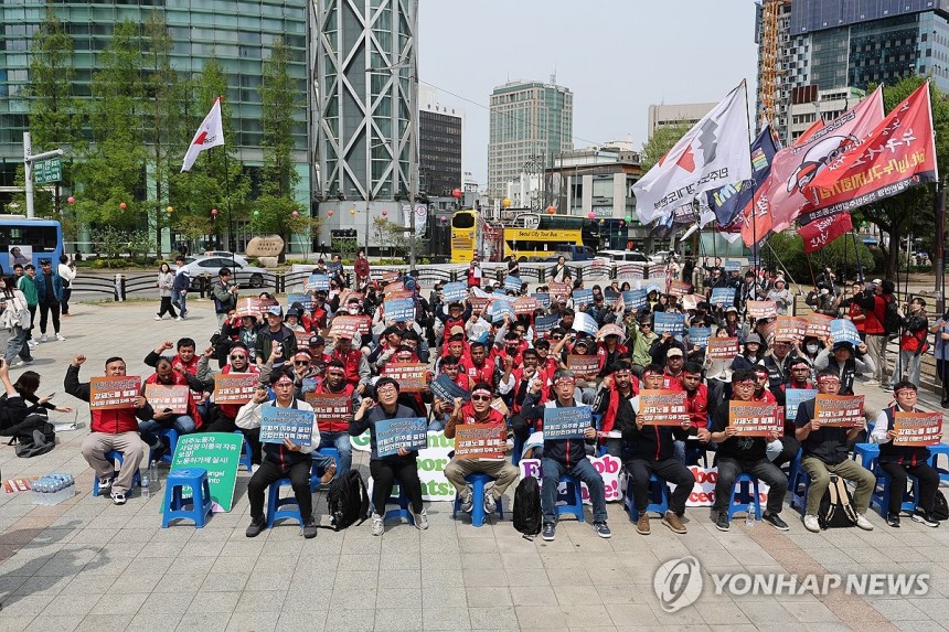 민주노총, 금속노조, 이주노조 등 조합원들이 27일 서울 종로구 보신각 일대에서 열린 '2025 세계 노동절, 이주노동자 메이데이' 집회에서 이주노동자 강제노동 철폐, 위험의 이주화 중단 등을 촉구하고 있다. (사진=연합뉴스)