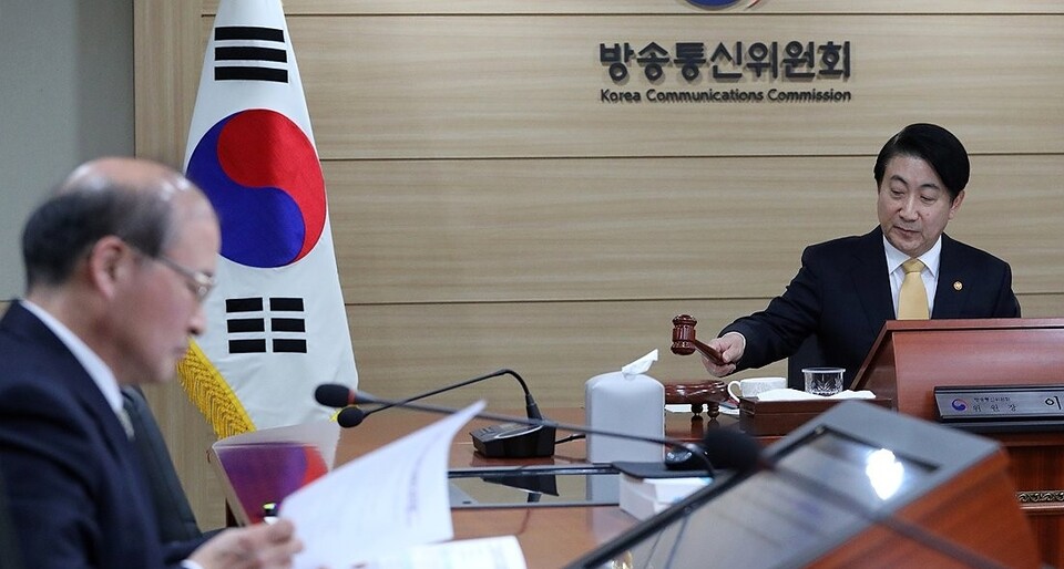 지난 2023년 11월 16일 방송통신위원회 전체회의 당시 이동관 위원장(오른쪽)과 이상인 부위원장 (사진=연합뉴스)