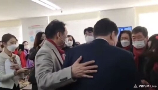 지난 2022년 1월 1일 건진법사 전성배 씨가 국민의힘 대선 선거대책본부 네트워크본부를 방문한 윤석열 당시 대선후보의 등을 두드리며 직원들을 소개하는 모습 (사진=유튜브 캡처)