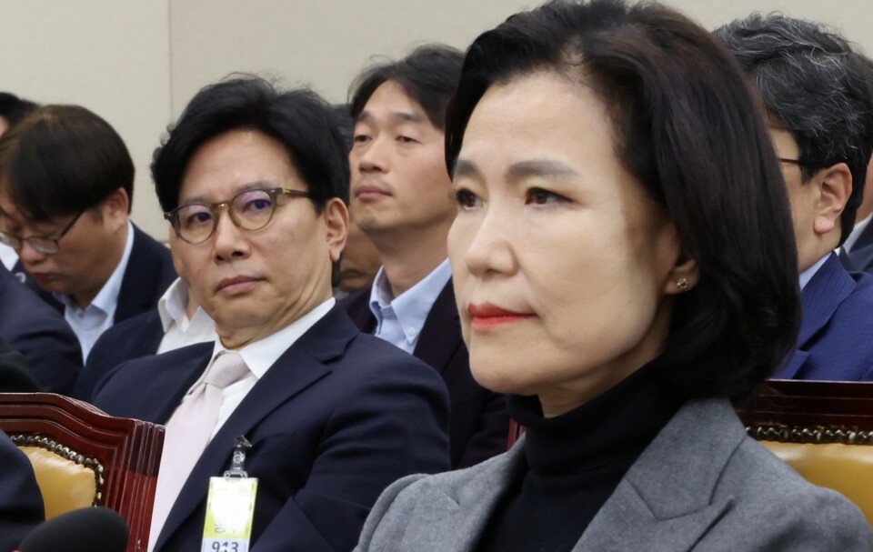 지난 18일 국회에서 열린 과학기술정보방송통신위원회 전체회의에서 이진숙 방송통신위원장(오른쪽) 뒤로 임명 효력이 정지된 신동호 EBS 사장이 증인으로 출석해 앉아 있다 (사진=연합뉴스)