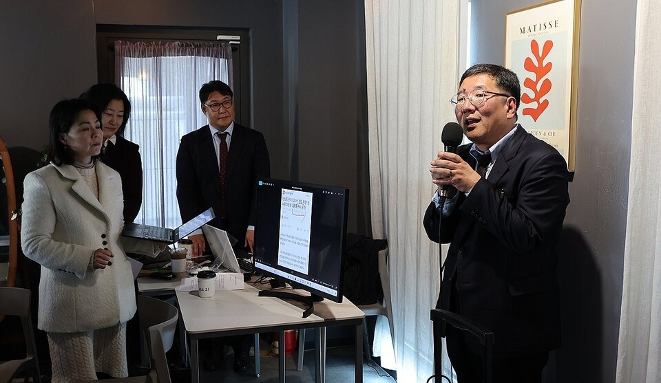 지난달 17일 서울서부지법 난동 사태에 가담한 혐의로 재판에 넘겨진 피고인들의 변호인단 임응수 변호사가 서울 마포구 한 빌딩에서 연 기자회견에서 발언을 하고 있다 (사진=연합뉴스)