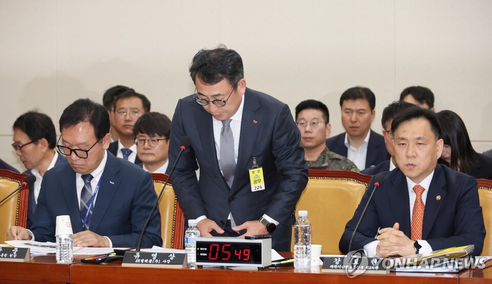 유영상 SK텔레콤 대표이사가 30일 국회 과학기술정보방송통신위원회의에서 열린 방송통신 분야 청문회에서 유심 해킹 사태에 대해 사과하고 있다(사진=연합뉴스)