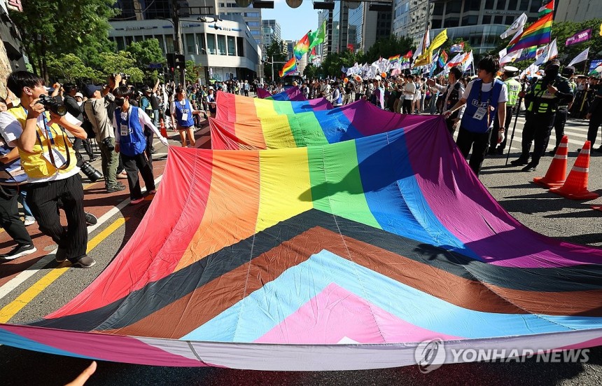 2024년 6월 1일 오후 무지개 깃발을 든 서울퀴어퍼레이드 참가자들이 서울 종로구 종각역을 출발해 종로 방면으로 행진하고 있다.(사진=연합뉴스)