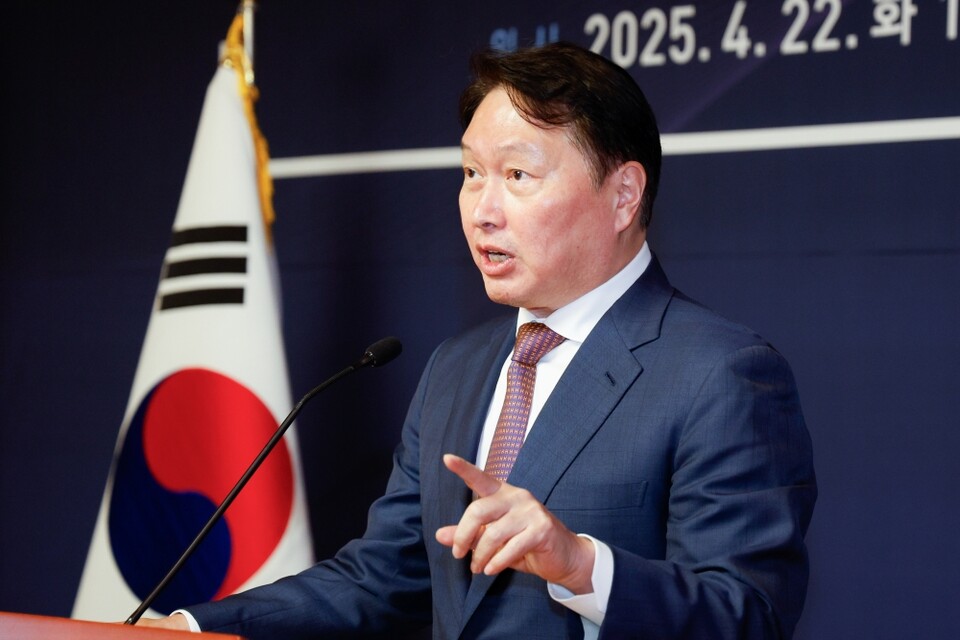 최태원 대한상의 회장(SK그룹 회장)이 지난 22일 서울 여의도 국회 사랑재에서 열린 국회 싱크탱크 미래산업포럼 발족식에서 '최근 한국경제의 도전과제와 대응방향'을 주제로 기조연설 하는 모습 (공동취재=연합뉴스)