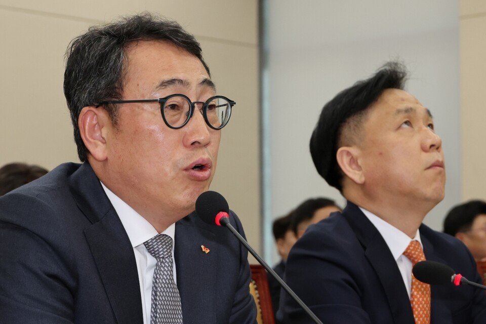 유영상 SK텔레콤 대표이사(왼쪽)가 30일 국회 과학기술정보방송통신위원회의에서 열린 방송통신 분야 청문회에서 유심 해킹 사태에 대한 위원 질의에 답하고 있다. 오른쪽은 강도현 과기정통부 2차관 (사진=연합뉴스)