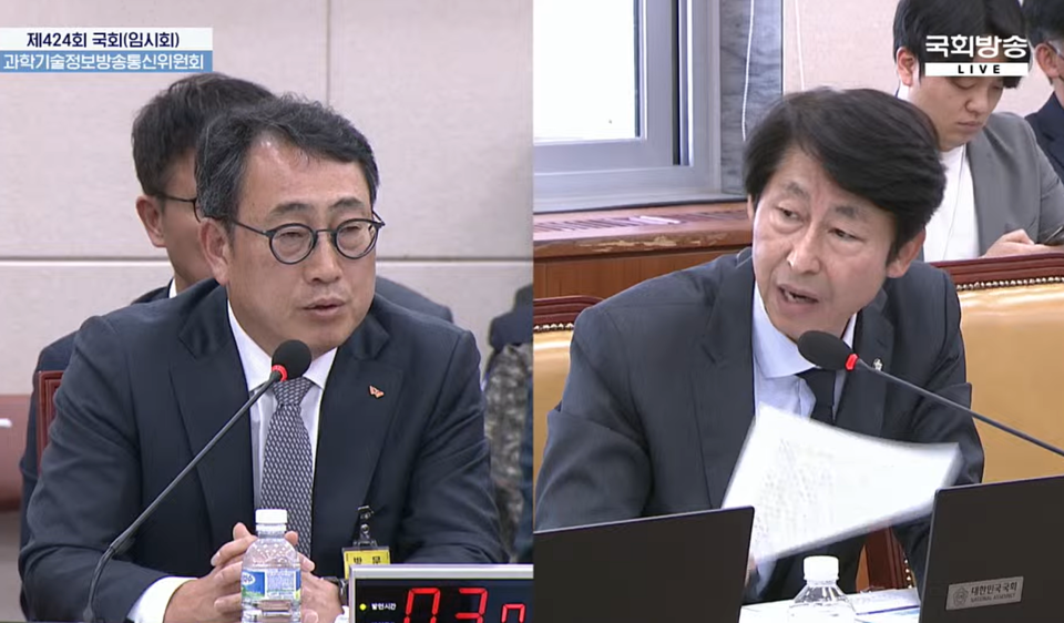 30일 국회 과학기술정보방송통신위원회 전체회의에서 민주당 이훈기 의원(오른쪽)이 SKT 유심 정보 유출 사태와 관련해 유영상 SKT 대표를 비판하고 있다 (국회방송 중계화면)