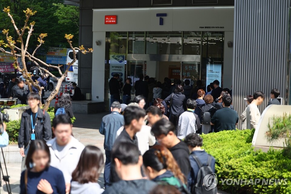 가입자 유심(USIM) 정보를 탈취당한 SK텔레콤이 유심 무료교체 서비스를 시작한 28일 서울 시내 한 SKT 대리점에서 시민들이 유심 교체를 위해 줄을 서 차례를 기다리고 있다. (서울=연합뉴스)