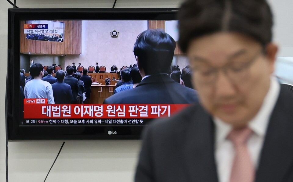 국민의힘 권성동 원내대표가 지난 1일 서울 여의도 국회에서 더불어민주당 이재명 대선후보의 공직선거법 위반 혐의 사건에 관한 대법원 상고심 선고 후 브리핑하기 위해 밖으로 나오고 있다 (사진=연합뉴스)