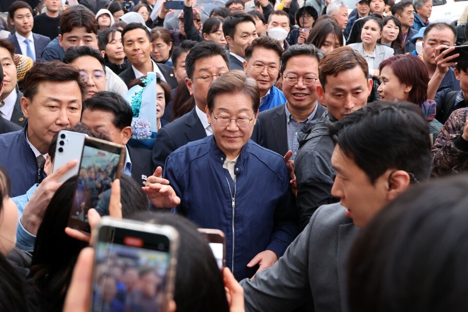 민심을 듣는 '골목골목 경청 투어'를 시작한 더불어민주당 이재명 대선 후보가 지난 1일 경기도 북부 접경지역인 연천군 전곡읍을 찾아 시민들과 인사를 나누고 있다 (사진=연합뉴스)