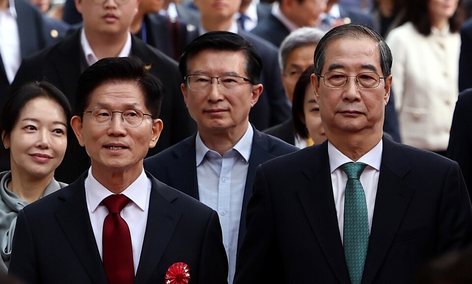 지난 5일 국민의힘 김문수 대선 후보(왼쪽)와 무소속 한덕수 대선 예비후보가 서울 종로구 조계사에서 열린 불기 2569년 부처님오신날 봉축법요식에 참석하고 있다 (사진=연합뉴스)