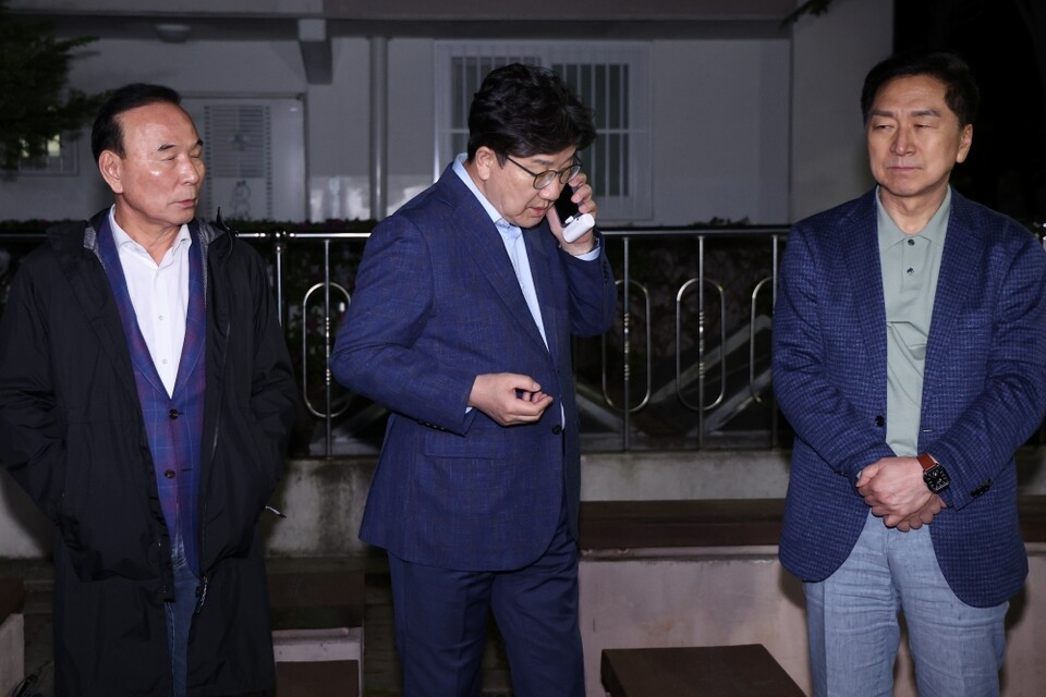 지난 6일 국민의힘 권성동 원내대표와 김기현·박덕흠 의원이 단일화 압박에 반발하며 후보 일정을 중단하고 상경한 김문수 대선 후보를 만나기 위해 서울 관악구 김 후보의 자택 앞에서 기다리고 있다 (사진=연합뉴스)