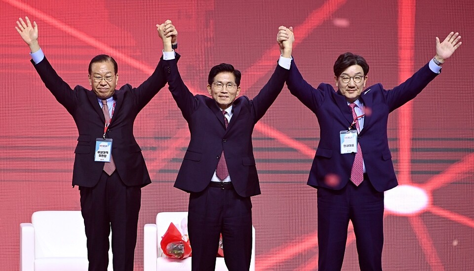국민의힘 대선 후보로 선출된 김문수 후보가 지난 3일 경기 고양시 킨텍스에서 열린 국민의힘 전당대회에서 인사하고 있다. 왼쪽부터 권영세 비대위원장, 김 후보, 권성동 원내대표 (사진=연합뉴스)