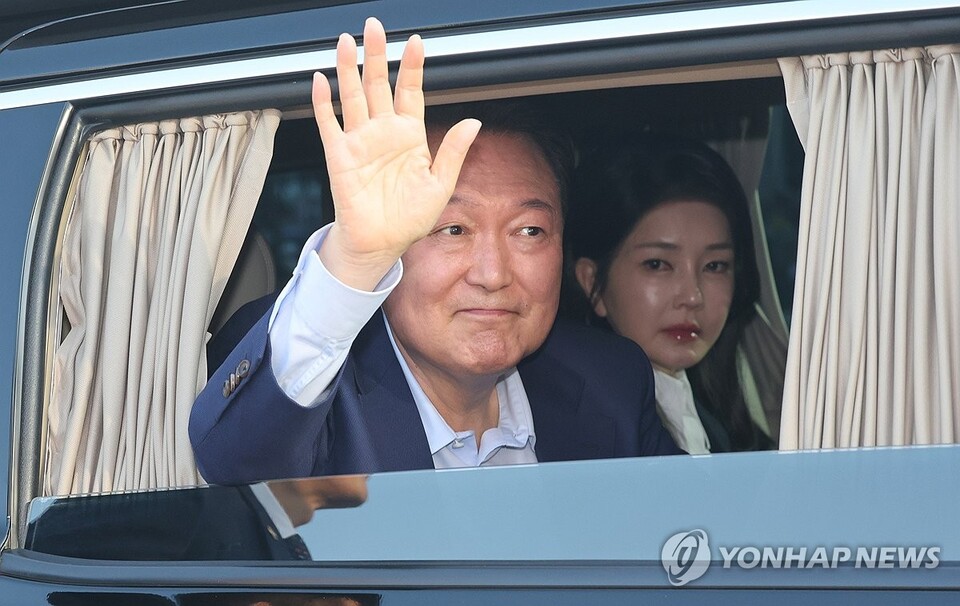 윤석열 전 대통령과 김건희 씨가 4월 11일 서울 용산구 한남동 관저에서 나와 서초동 사저로 향하며 지지자들을 향해 인사하고 있다. (서울=연합뉴스)