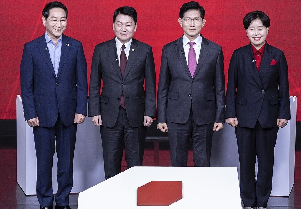 지난달 19일 서울 강서구 ASSA아트홀에서 열린 국민의힘 제21대 대통령 후보자 1차 경선 토론회에서 A조 후보들이 시작 전 기념 촬영을 하는 모습. 왼쪽부터 유정복, 안철수, 김문수, 양향자 후보 (사진=연합뉴스)