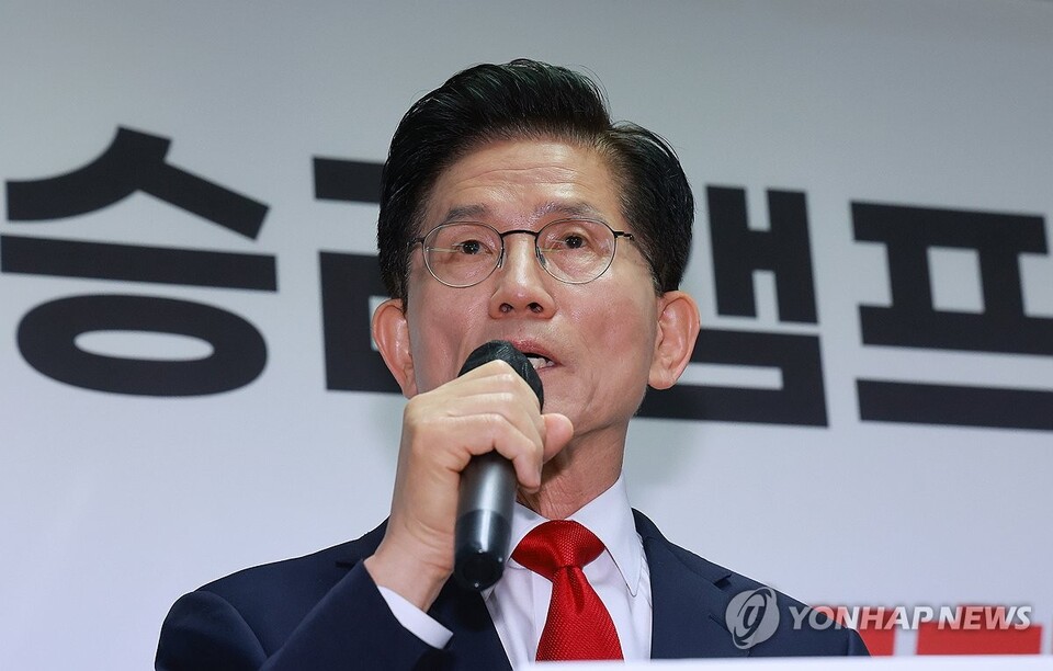 국민의힘 권영세 비상대책위원장이 8일 국회에서 열린 비상대책위원회의에서 물을 마시고 있다. 왼쪽은 권성동 원내대표.(사진=연합뉴스)