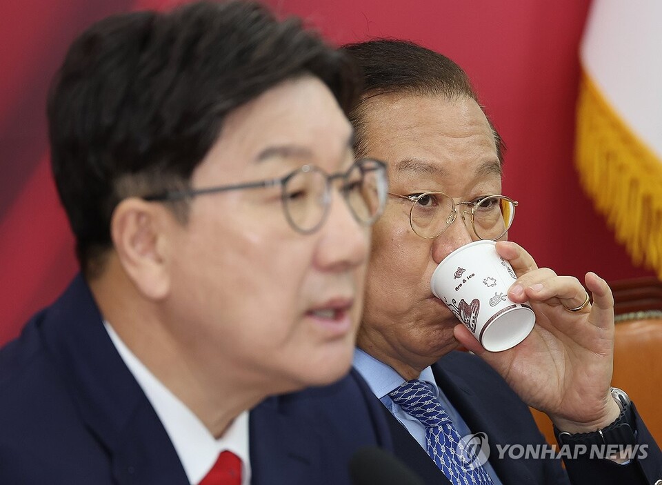 국민의힘 권영세 비상대책위원장이 8일 국회에서 열린 비상대책위원회의에서 물을 마시고 있다. 왼쪽은 권성동 원내대표.(사진=연합뉴스)