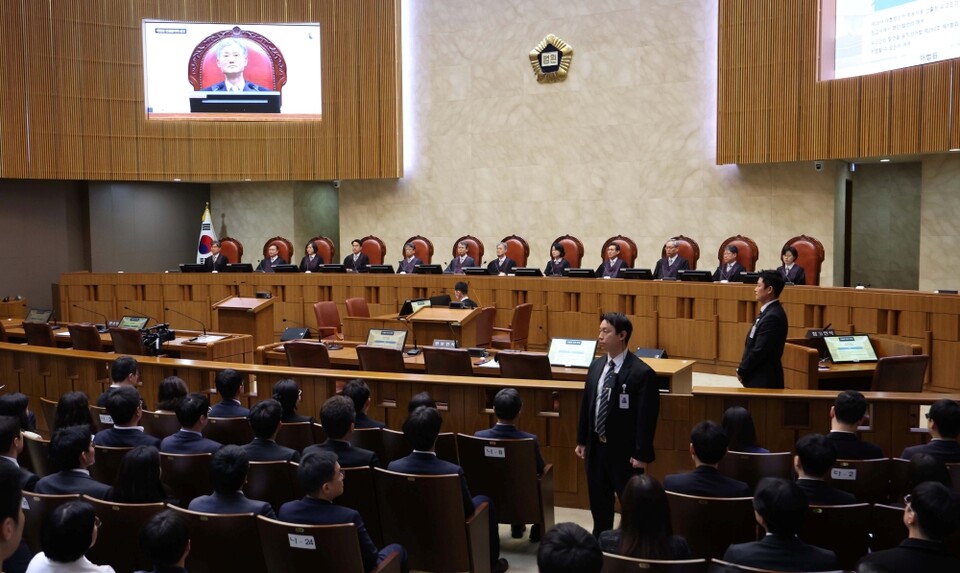 조희대 대법원장을 비롯한 대법관들이 지난 1일 서울 서초구 대법원에서 더불어민주당 이재명 대선 후보의 공직선거법 위반 사건 상고심 선고를 위해 참석해 있다 (사진=연합뉴스)