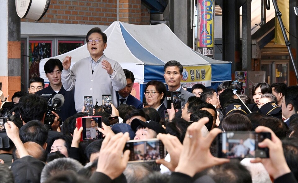더불어민주당 이재명 대선 후보가 '골목골목 경청투어:국토종주편'에 나선 7일 전북 임실군 임실시장에서 연설을 하고 있다 (공동취재=연합뉴스)