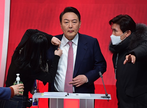 지난 2022년 2월 당시 윤석열 국민의힘 대선 후보 서울 마포구 MBC 미디어센터 공개홀에서 열린 중앙선거방송토론위원회 주관 제20대 대통령선거 후보 초청 1차 토론회에서 토론을 준비하는 모습 (사진=연합뉴스)