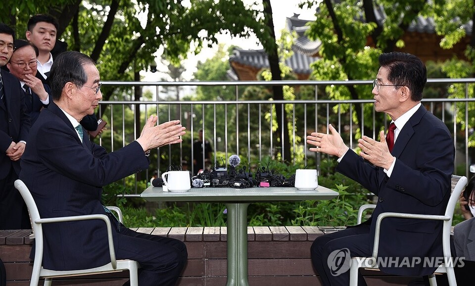 국민의힘 김문수 대선후보와 무소속 한덕수 대선 예비후보가 8일 서울 국회 사랑재에 위치한 커피숍에서 만나 회동하고 있다.(연합뉴스)