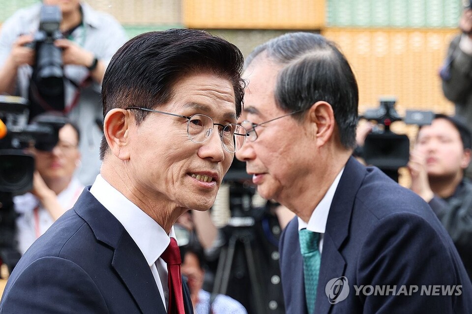 국민의힘 김문수 대선후보와 무소속 한덕수 대선 예비후보가 8일 서울 국회 사랑재에 위치한 커피숍에서 회동을 마친 후 인사하고 있다.(사진=연합뉴스)