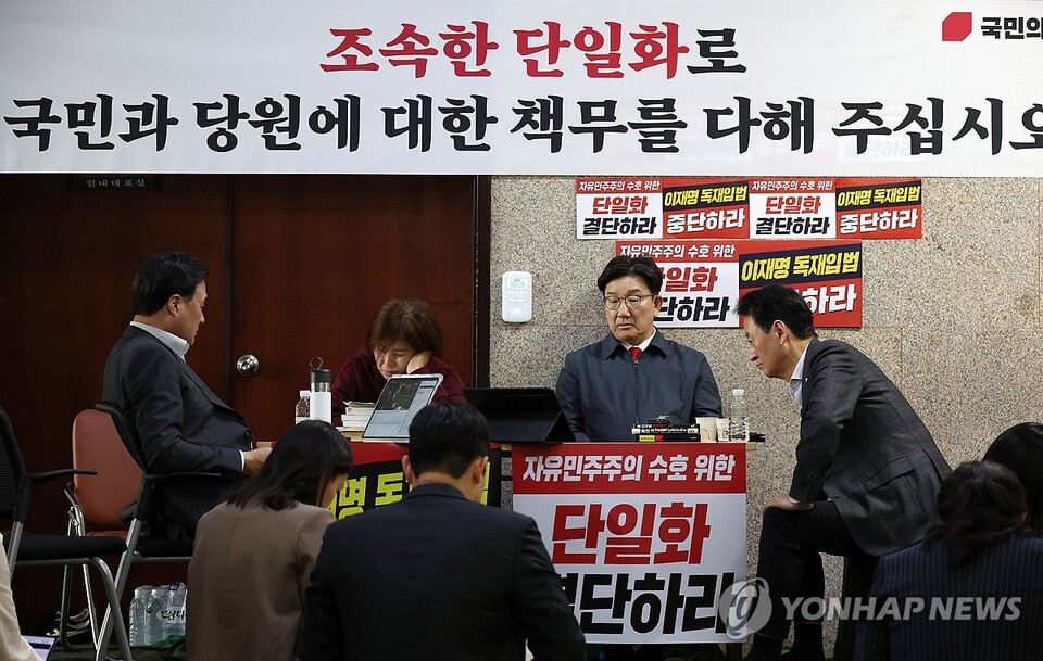 김문수 국민의힘 대선후보와 한덕수 무소속 대선 예비후보 간 단일화를 촉구하는 단식 농성 중인 권성동 국민의힘 원내대표가 8일 서울 여의도 국회 원내대표실 앞에서 두 후보의 단일화 관련 회동 중계를 보고 있다.(사진=연합뉴스)