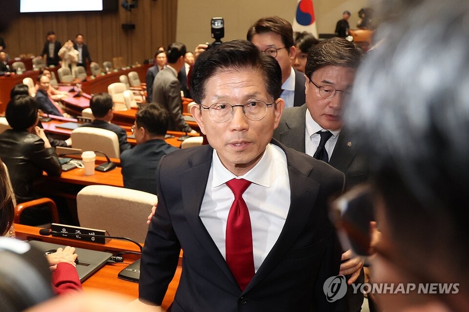 국민의힘 김문수 대선 후보가 9일 서울 여의도 국회에서 열린 의원총회에서 권영세 비상대책위원장이 단일화를 압박하는 발언을 하고서 퇴장하자 바로 이어서 의총장을 나가고 있다.(사진=연합뉴스)